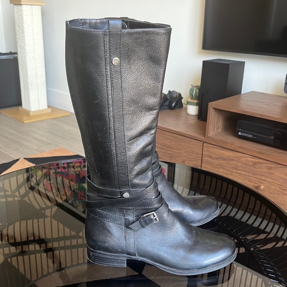Naturalizer zip up boots. Women’s size 8.